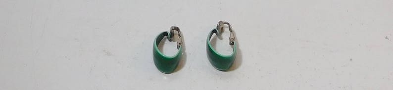 Never Worn Minimalist Mod Neo Victorian Steampunk Boho Vintage Gift Small Oval Enameled Dark Green Clip On Non Pierced Earrings
