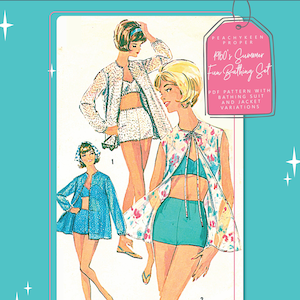 Könnte beinhalten: Ein Vintage-Schnittmuster für ein Sommer-Badeanzug- und Jacken-Set aus den 1960er Jahren. Das Schnittmuster enthält zwei Variationen, eine mit einem Blumendruck und eine mit einer einfarbigen blauen Farbe. Das Schnittmuster trägt den Titel "1960's Summer Fun Bathing Set" und enthält Anweisungen für die Herstellung des Badeanzugs und der Jacke.