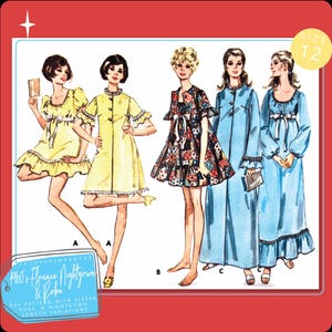 Könnte beinhalten: Ein Vintage-Schnittmuster für ein Nachthemd oder eine Robe im Stil der 1960er Jahre. Das Schnittmuster umfasst drei verschiedene Stile: ein kurzes Nachthemd mit Rüschen, ein längeres Nachthemd mit Rüschen und eine Robe mit Rüschen. Das Schnittmuster ist für Größe 12.