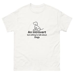 Puede incluir: Camiseta blanca con un dibujo de línea negra de un perro y el texto "An Introvert but willing to talk about Dogs."