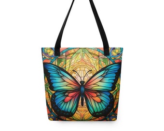 Könnte beinhalten: Eine Tragetasche mit einem bunten Buntglas-Schmetterlingsdesign. Der Schmetterling hat blaue, grüne, orange und rote Flügel. Der Hintergrund ist ein gelbes, oranges und grünes Buntglasmuster.
