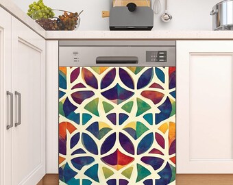 Puede incluir: Un lavavajillas con un panel frontal decorativo con un patrón floral repetido. El diseño incorpora tonos de azul, morado, verde, naranja y amarillo sobre un fondo crema. El electrodoméstico está en una cocina blanca con suelo de madera.