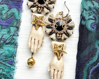 Hand earrings, beadwoven earrings, black flower earrings, gift for her, suhana hart, beaded earrings