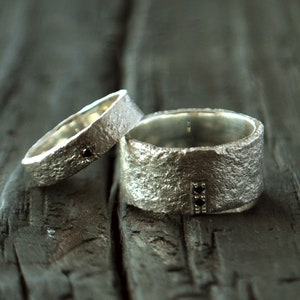 自然にインスパイアされたテクスチャーの結婚指輪、シルバーの結婚指輪セット、ブラックダイヤモンドの結婚指輪、素朴なスターダストのシルバーの指輪
