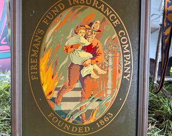 Letrero publicitario antiguo de la década de 1920 del Fondo de Seguros para Bomberos. Litografía enmarcada de bombero. Decoración para bomberos, marinas y automóviles.