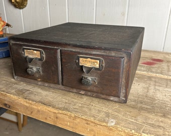 Archivador de fichas de los años 30, estilo boticario industrial, con múltiples cajones, de roble aserrado en cuartos, marca Shaw Walker.