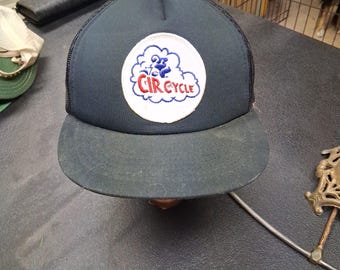 Gorra de camionero vintage Cir Cycle Mesh Snapback negra para publicidad en tiendas de bicicletas.