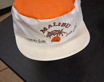 Gorra de camionero vintage Malibu More Fun Than A Barel Cap naranja y blanca para la playa o el surf.