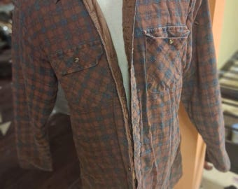 Chaqueta tipo camisa de franela acolchada a cuadros con pliegues de Dry Goods, talla grande para hombre, color marrón y azul, estilo vintage.