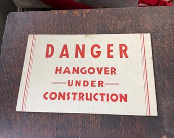 Letrero vintage de los años 70 "Resaca en construcción" - Decoración de cartón para bar - Divertido letrero para fiestas y cuevas de hombres - Humor sobre bebidas