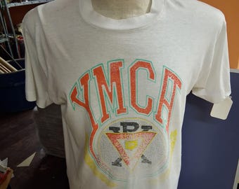 Camiseta vintage de los años 80 de la YMCA, con estampado desgastado, costura simple, color blanco, fabricada en EE. UU., talla grande.
