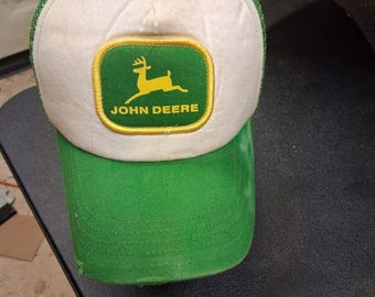 Gorra de camionero vintage John Deere de malla, cierre ajustable, color verde y blanco, con parche de tractor agrícola.