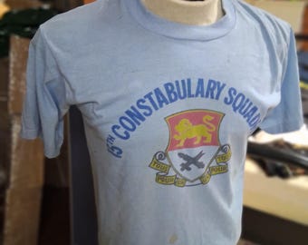 Camiseta vintage del 15.º Escuadrón de la Policía, fabricada en EE. UU., color azul medio, estilo militar de los años 80.