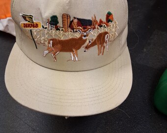 Gorra snapback bordada con escena de granja de ciervos Realtree vintage, caza de ciervos y vida silvestre.