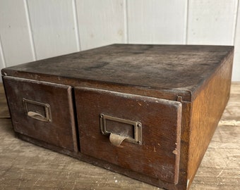 Archivador antiguo Shaw Walker de la década de 1930, de roble aserrado en cuartos, con dos cajones, ideal para bibliotecas, archivadores, farmacias y almacenamiento industrial.