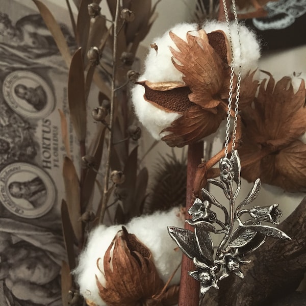 Tödliche Nachtschatten-Silberkette, Blumenkunst-Anhänger, Hexenschmuck, Gothic Belladonna, Halloween-Herbstgeschenk, botanischer Schmuck