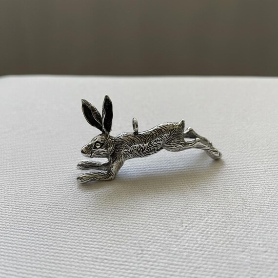跳ねるウサギのペンダント（スターリングシルバー製）：手作りの動物 