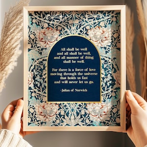Peut inclure: Impression encadrée avec une citation de Julian of Norwich, sur un fond à motifs floraux bleu canard, crème et or. Le texte, « Tout ira bien... », est dans un panneau voûté bleu foncé. Le cadre est en bois clair.