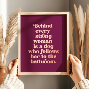 Hinter jeder starken Frau steht ein Hund der ihr auf die Toilette folgt - Feministische Wandkunst - Fur Mom Print - Dog Mom Prints - Gold Foil Print