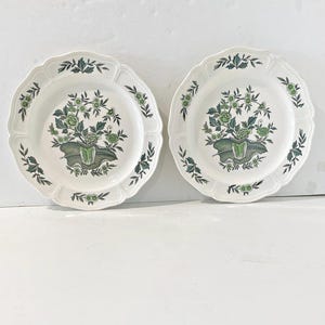 2 Vintage Wedgwood Green Leaf  Dinner Plates Queens Shape 10" Barlaston England