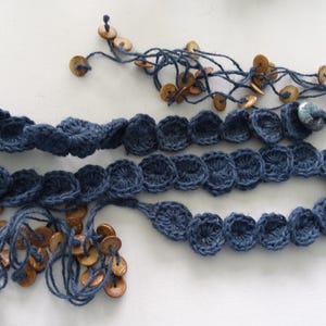 Ceinture bleue à nouer, crochetée par MWC