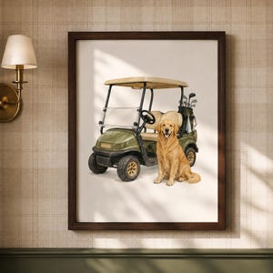 K&ouml;nnte beinhalten: Ein gerahmter Kunstdruck, der einen Golden Retriever neben einem dunkelgr&uuml;nen Golfcart zeigt. Das Golfcart hat ein beiges Dach, ein schwarzes Lenkrad und eine Golftasche mit Schl&auml;gern auf der R&uuml;ckseite. Der Hund schaut nach vorne.