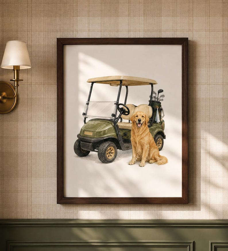 K&ouml;nnte beinhalten: Ein gerahmter Kunstdruck, der einen Golden Retriever neben einem dunkelgr&uuml;nen Golfcart zeigt. Das Golfcart hat ein beiges Dach, ein schwarzes Lenkrad und eine Golftasche mit Schl&auml;gern auf der R&uuml;ckseite. Der Hund schaut nach vorne.