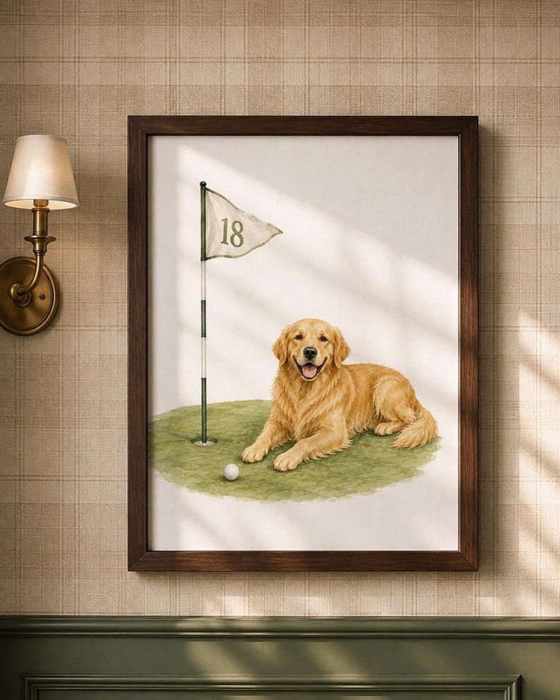 K&ouml;nnte beinhalten: Ein gerahmter Kunstdruck, der einen Golden Retriever zeigt, der auf einem gr&uuml;nen Golf-Putting-Green liegt. Neben dem Hund befindet sich eine Fahnenstange mit einer wei&szlig;en Flagge, die mit der Zahl 18 markiert ist, und ein kleiner wei&szlig;er Golfball.