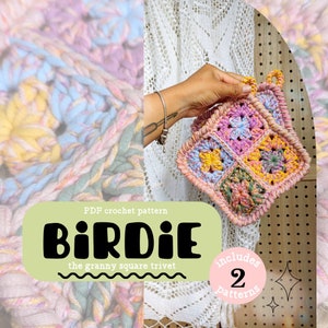 Könnte beinhalten: PDF-Häkelmuster für einen Granny-Square-Untersetzer namens "Birdie". Das Muster beinhaltet zwei Untersetzer in einer bunten Mischung aus rosa, gelbem, blauem und grünem Garn. Der Text "includes 2 patterns" ist im Bild sichtbar.