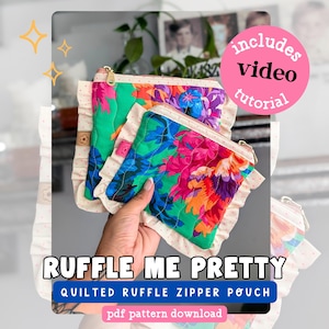 Könnte beinhalten: Zwei gesteppte Reißverschlusstaschen mit bunten Blumenmustern in Grün, Pink, Blau und Orange. Die Taschen haben Rüschenkanten und goldene Reißverschlüsse. Der Text "Ruffle Me Pretty" und "Quilted Ruffle Zipper Pouch" ist zu sehen. Inklusive Video-Tutorial.
