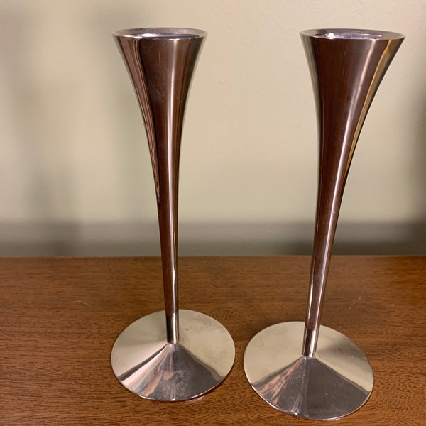 Par de candelabros de metal color plata, estilo mediados de siglo (MCM).