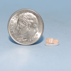 1:48 scale * 1/4 inch scale dollhouse miniature-Pumpkin Roll