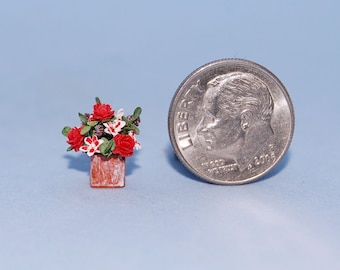 1:48 scale * 1/4 inch scale dollhouse miniature-Winter Floral Arrangement