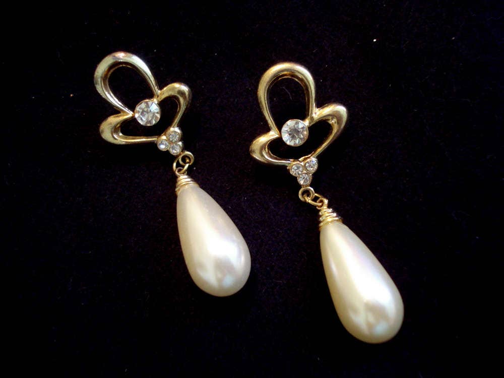 True Quality Vintage NEVER WORN Teardrop Pearl Pierced
