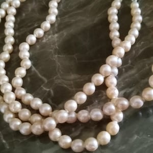 Perlas checas NUNCA USADAS VINTAGE Lote de 3 collares con cierre de cristal anudado 45 cm de largo Tonos melocotón #521