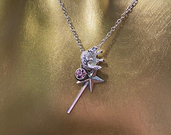 Naszyjnik Glinda The Good - Glinda - Wicked - Zawieszka w kształcie korony - Zawieszka w kształcie różdżki - różowy kryształ górski - posrebrzany - naszyjnik