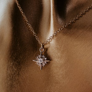 Naszyjnik z gwiazdą • Naszyjnik z książkami • Biżuteria z książkami • Zawieszka z gwiazdą • Miasto Półksiężyca • Urodzeni w gwiazdach • Czytelnicy