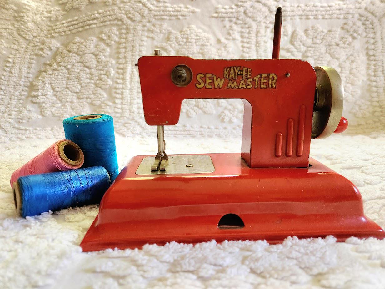 VTG ANTIQUE TOY SEWING MACHINE RARE PINK KAYanEE SEW MASTER