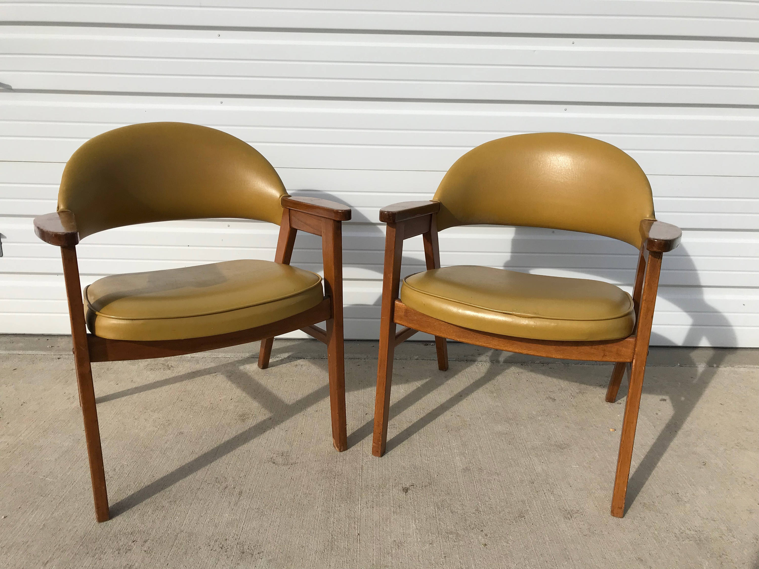 pair of chairs gunlocke armchairs lounge seating set mid