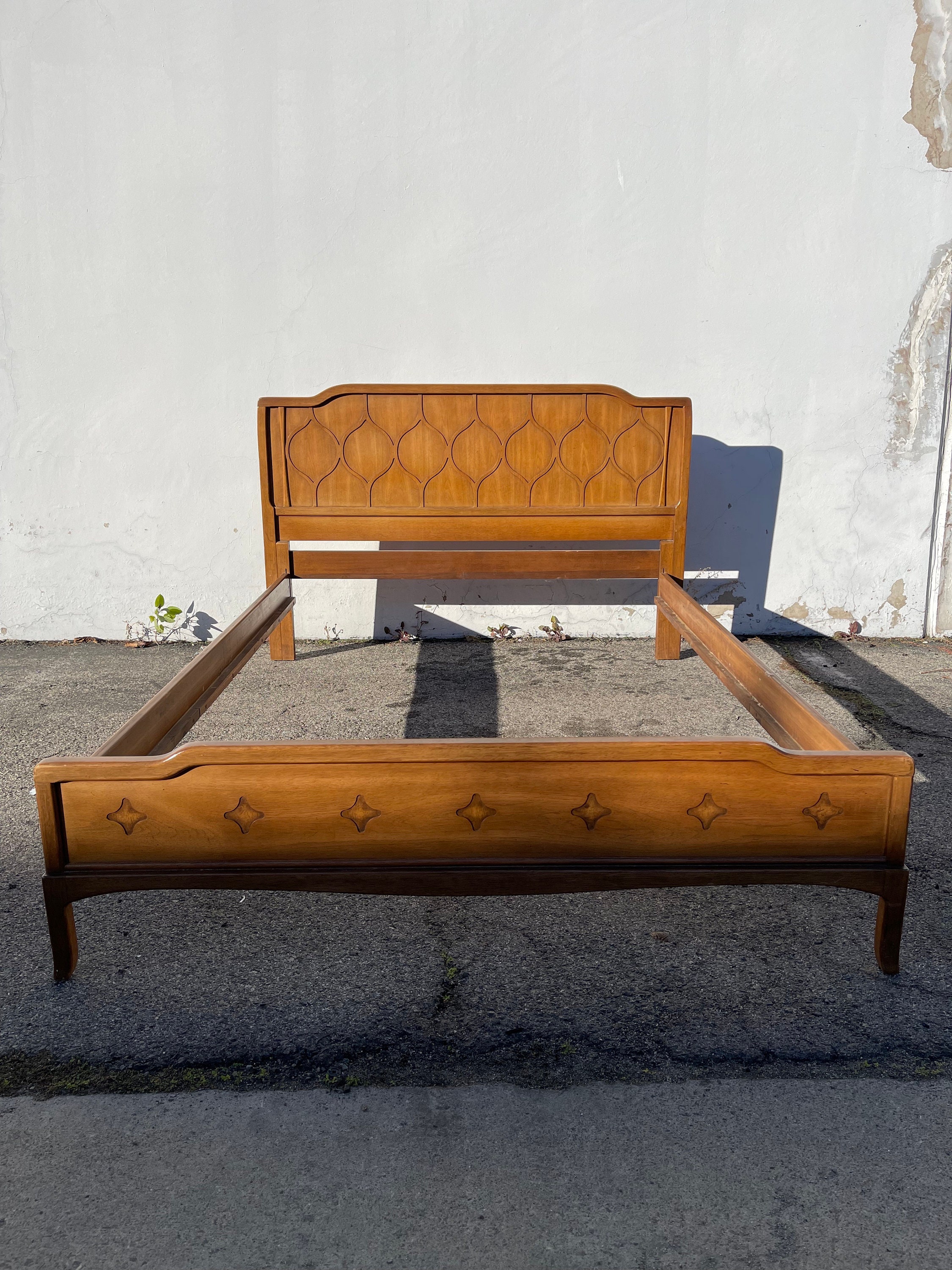 Mid century modern 2024 thomasville bedroom furniture