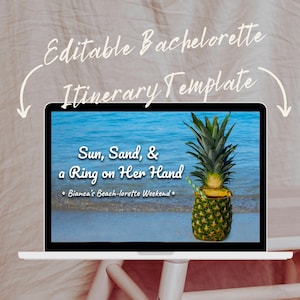 Puede incluir: Una computadora portátil muestra una escena de playa con el texto "Sun, Sand, & a Ring on Her Hand" y "Bianca's Beach-lorette Weekend." Una piña con una pajita está en la playa. Las palabras "Editable Bachelorette Itinerary Template" están encima de la computadora portátil.