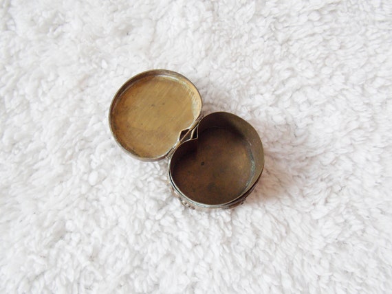 VINTAGE: Brass Tiny Miniature Pill Box Heart Shap… - image 7