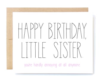 Może przedstawiać: Biała kartka z czarnym tekstem, który brzmi: "Happy Birthday, Little Sister. You're hardly annoying at all anymore." Kartka ma brązową kopertę.