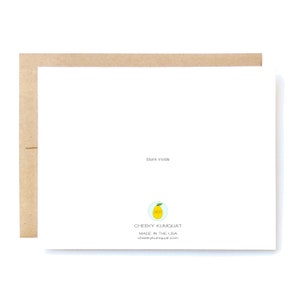 Pu&ograve; includere: Carta di auguri con interno vuoto con un'illustrazione di limone giallo e il testo "Cheeky Kumquat Made in the USA cheekykumquat.com"