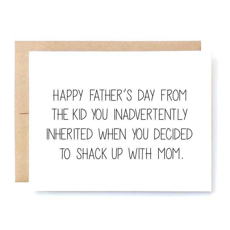 Pu&ograve; includere: Un biglietto bianco con testo nero che recita "Happy Father's Day from the kid you inadvertently inherited when you decided to shack up with Mom."