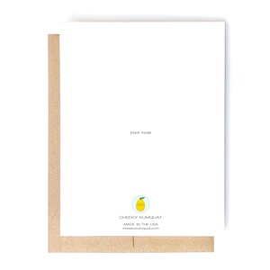 Puede incluir: Tarjeta de felicitaci&oacute;n en blanco con una ilustraci&oacute;n de lim&oacute;n amarillo y el texto "Cheeky Kumquat" y "Made in the USA" con el sitio web "cheekykumquat.com".