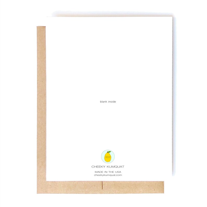 Puede incluir: Tarjeta de felicitaci&oacute;n en blanco con una ilustraci&oacute;n de lim&oacute;n amarillo y el texto "Cheeky Kumquat" y "Made in the USA" con el sitio web "cheekykumquat.com".