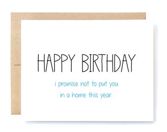 Może przedstawiać: Biała kartka z czarnym tekstem, który brzmi "HAPPY BIRTHDAY" i niebieskim tekstem, który brzmi "i promise not to put you in a home this year."