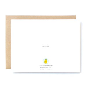 以下が含まれることがあります： 黄色のレモンのイラストと「Cheeky Kumquat Made in the USA cheekykumquat.com」というテキストが書かれた、中身が空白のグリーティングカード
