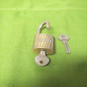 vintage REESE Padlock with 2 keys,  Reese lock in good working condition